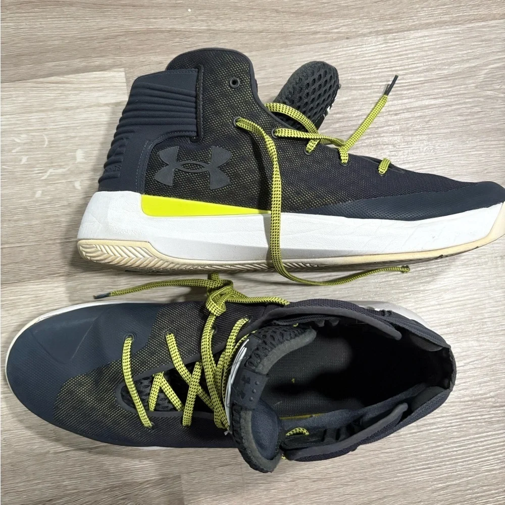Under Armour Men's Curry SC Basketballl shoes.